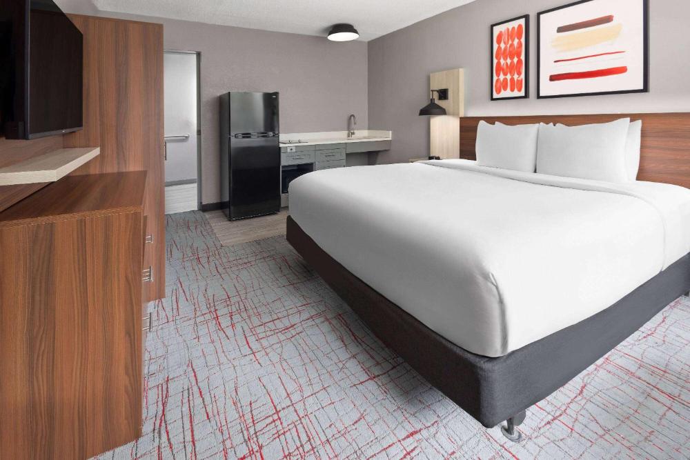 Standard King Room - Mobility Accessible interior
